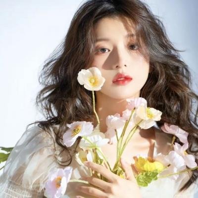 穿黄睡衣的女孩